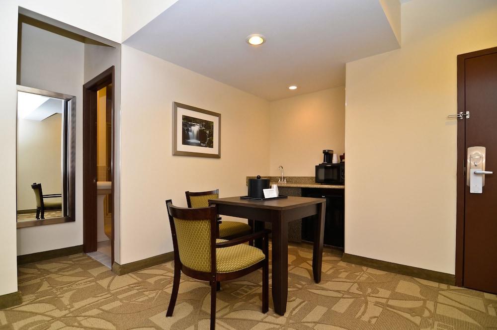 Best Western Plus The Inn & Suites At The Falls Poughkeepsie Exteriér fotografie